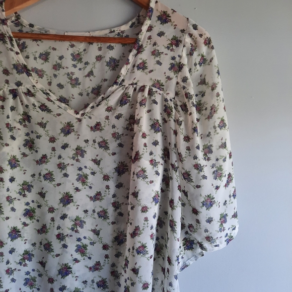 Everly Sheer Floral Blouse - Picture 4 of 5